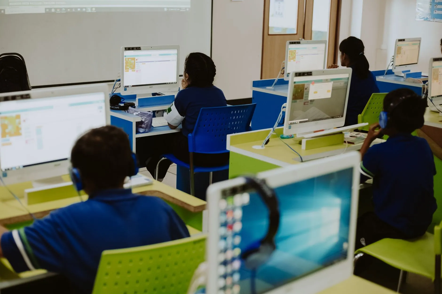 调音台与功放机选型技巧：学校扩声系统配置指南