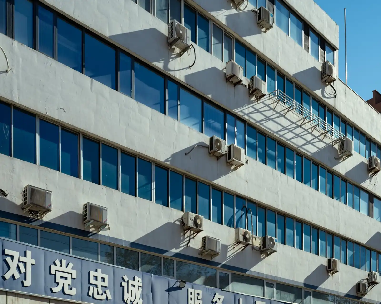 北京学校教学扩声方案：从音频处理器到无线麦克风的系统设计