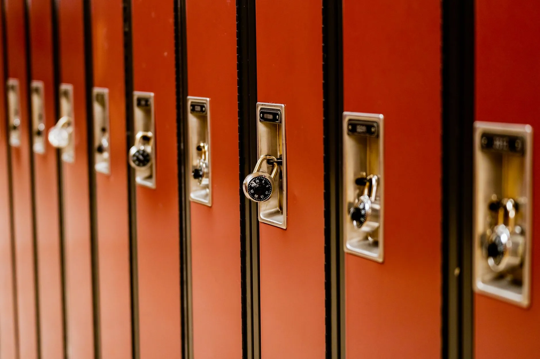 学校扩声系统升级：调音台与音频处理器的技术选型要点